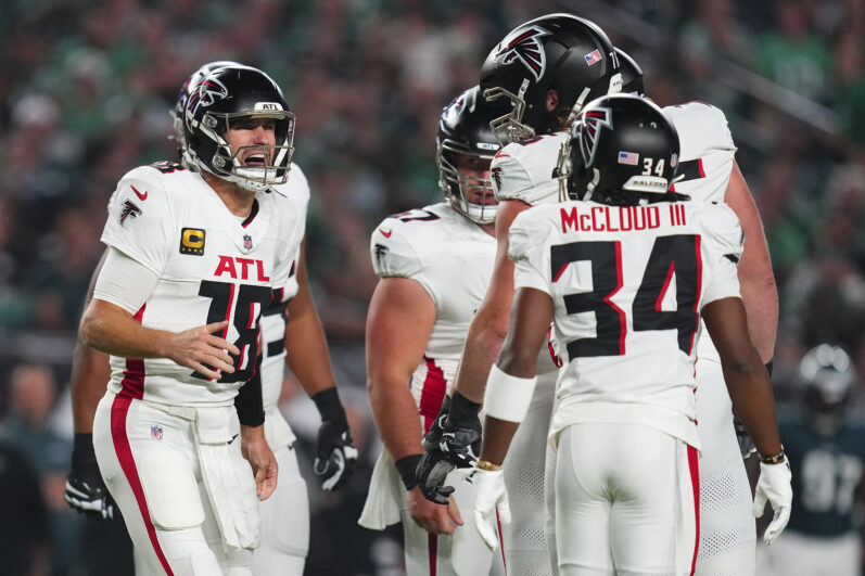 PHILADELPHIA, PENNSYLVANIA - SEPTEMBER 16: Kirk Cousins #18 of the Atlanta Falcons calls out to his team against the Philadelphia Eagles at Lincoln Financial Field on September 16, 2024 in Philadelphia, Pennsylvania. (Photo by Mitchell Leff/Getty Images)