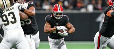 Atlanta running back Bijan Robinson (7) runs the ball during the NFL game between the New Orleans Saints and the Atlanta Falcons on September 29th, 2024 at Mercedes-Benz Stadium in Atlanta, GA.