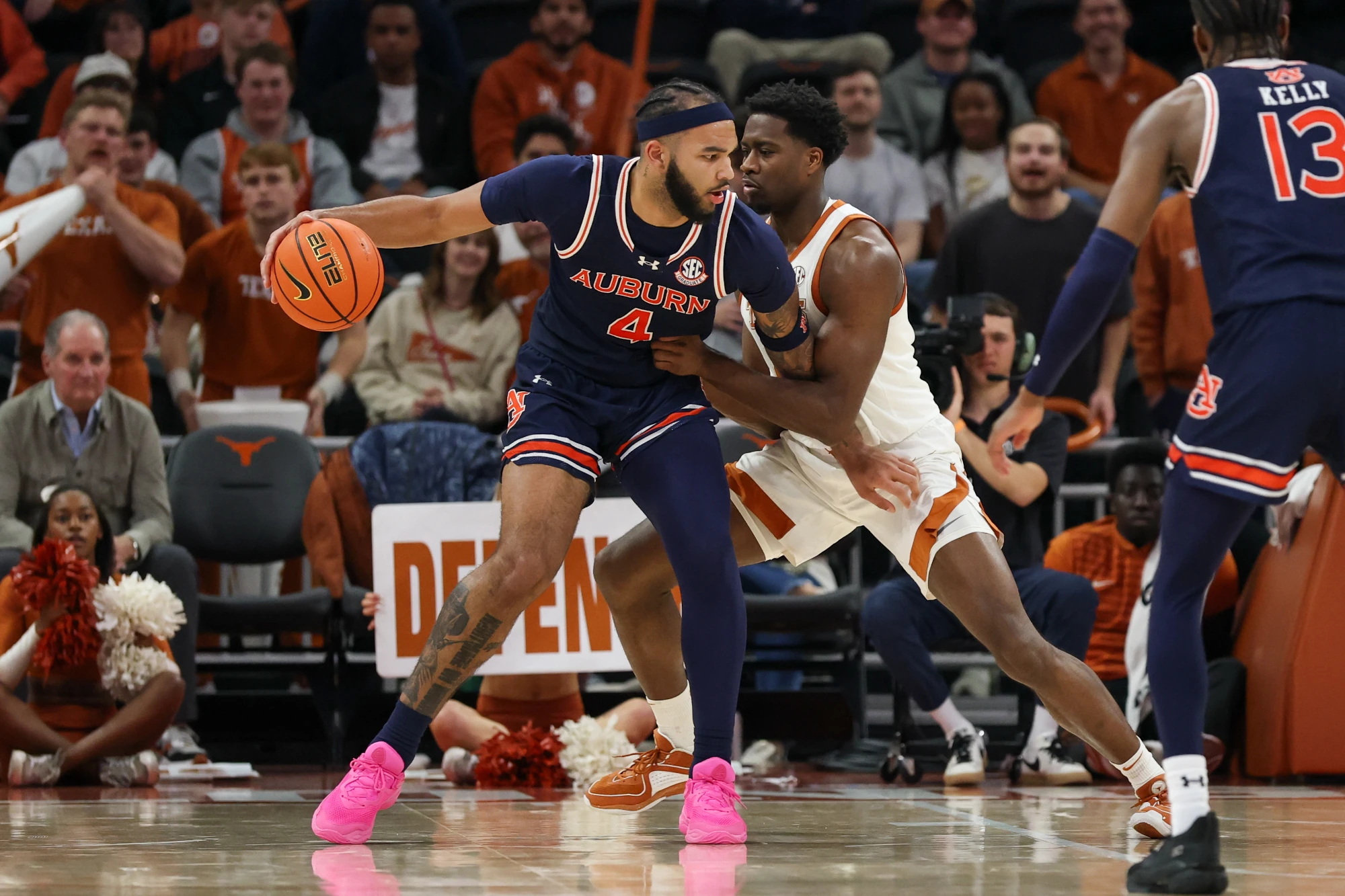 Auburn Tigers forward Johni Broome battles along the baseline against Texas Longhorns forward Ze'Rik Onyema (21) during the college basketball game between Texas Longhorns and Auburn Tigers on January 7, 2025, at Moody Center in Austin, Texas.