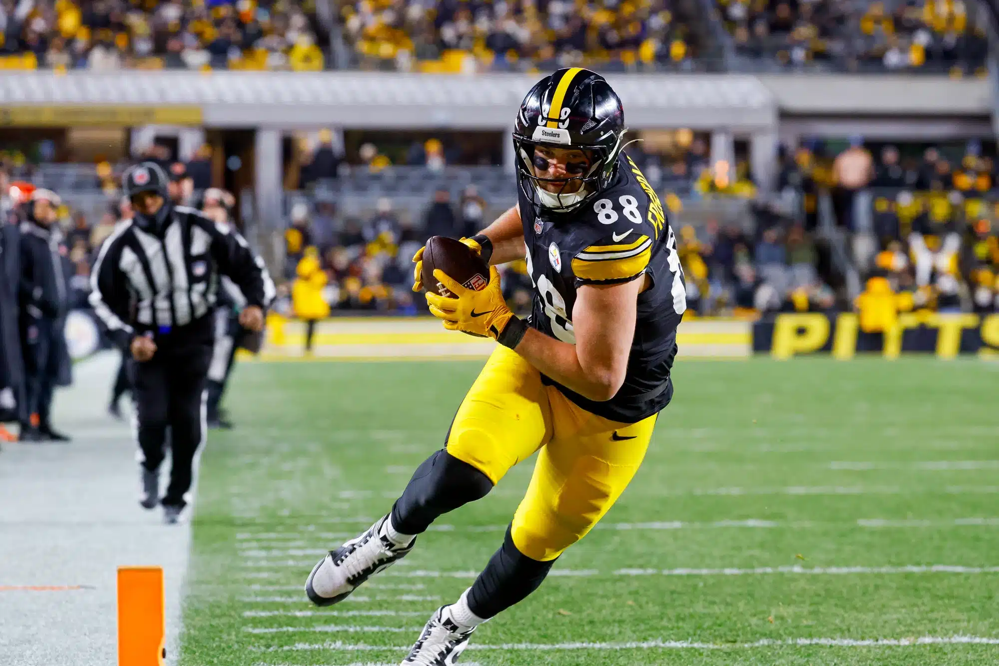 Pat Freiermuth #88 of the Pittsburgh Steelers catches a touchdown pass in the fourth quarter of a game against the Cincinnati Bengals at Acrisure Stadium on January 04, 2025 in Pittsburgh, Pennsylvania.